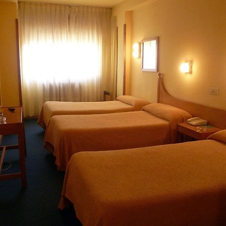 Hotel Pradas Jaca Bagian luar foto