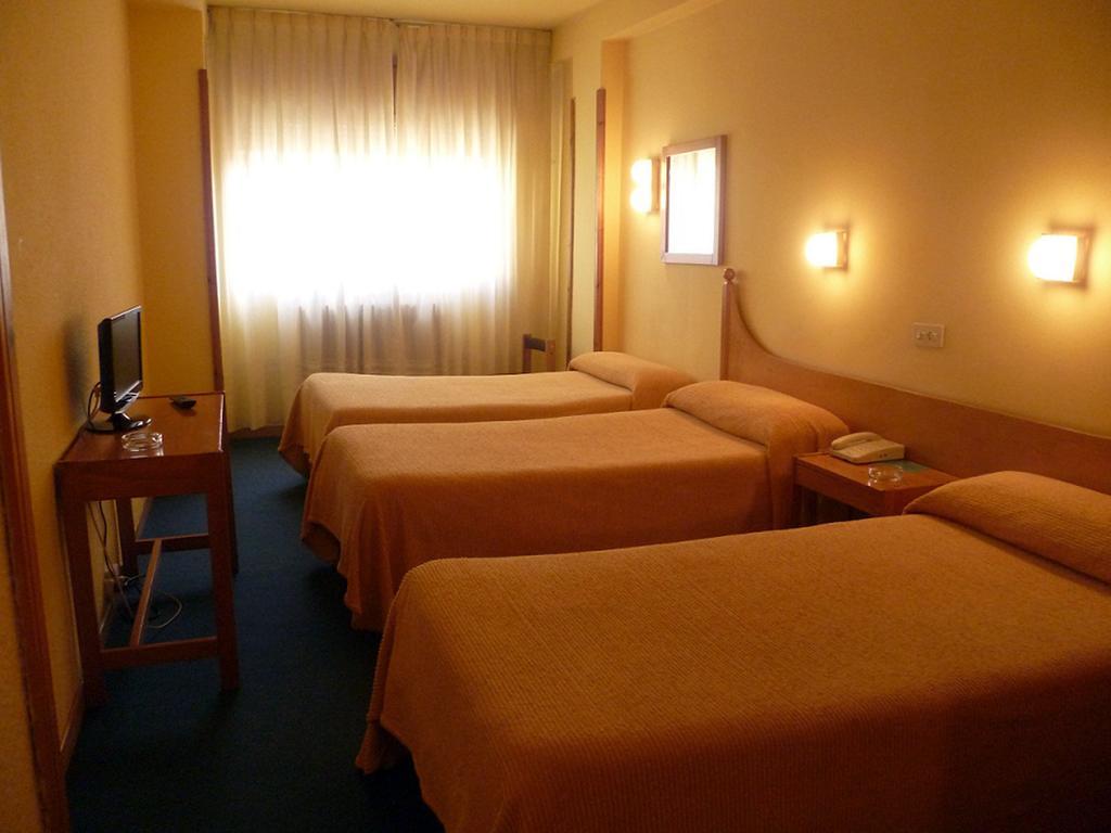 Hotel Pradas Jaca Bagian luar foto