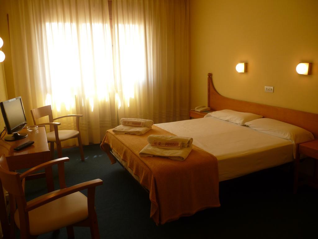 Hotel Pradas Jaca Bagian luar foto
