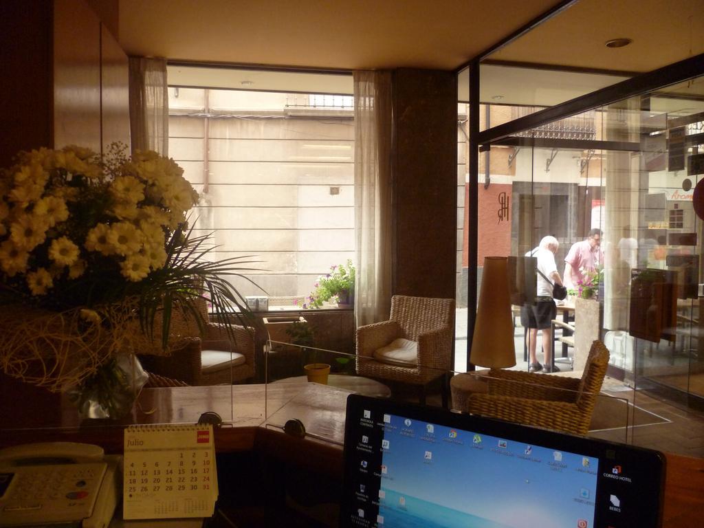 Hotel Pradas Jaca Bagian luar foto