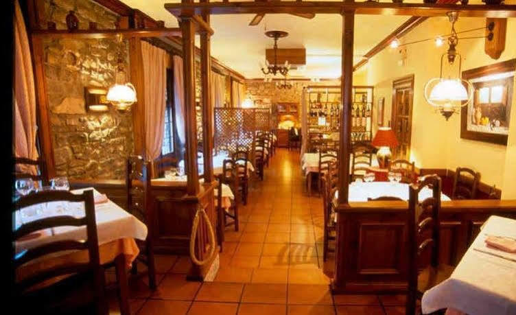 Hotel Pradas Jaca Bagian luar foto