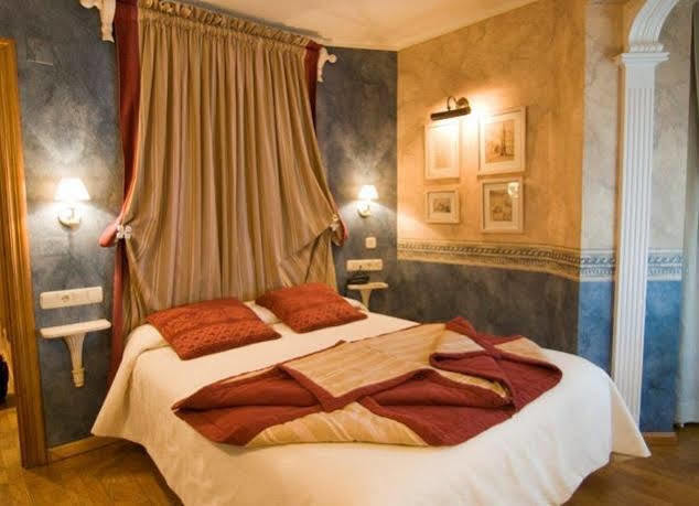 Hotel Pradas Jaca Bagian luar foto